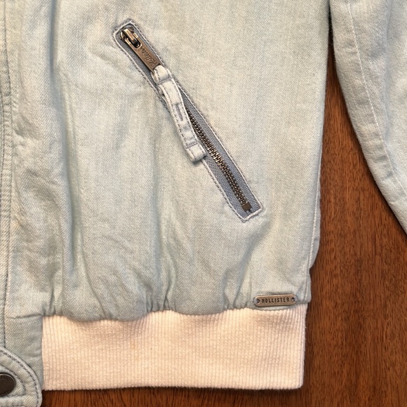 Hollister light denim jacket women’s Small - Picture 2 of 4